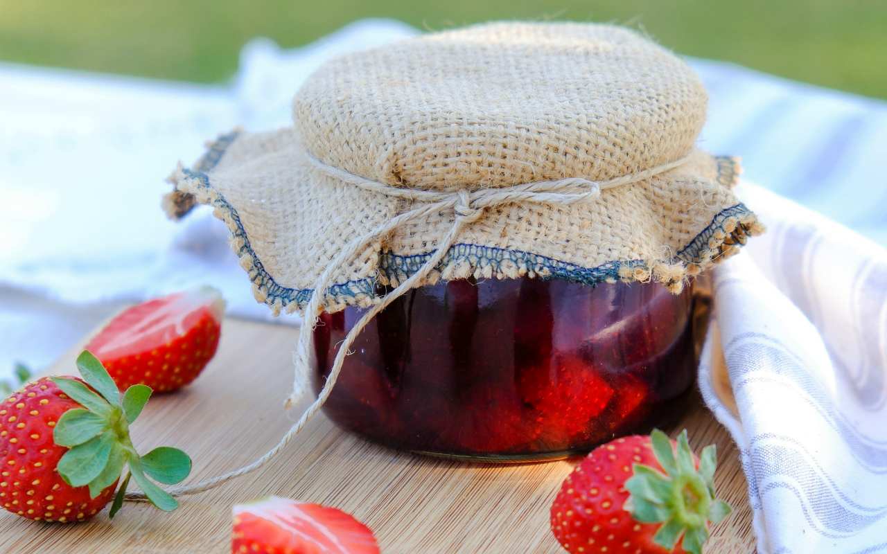 Džem od jagoda u teglici
