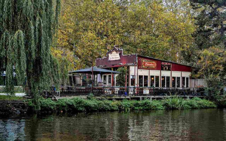 Restoran pored reke u šumi.