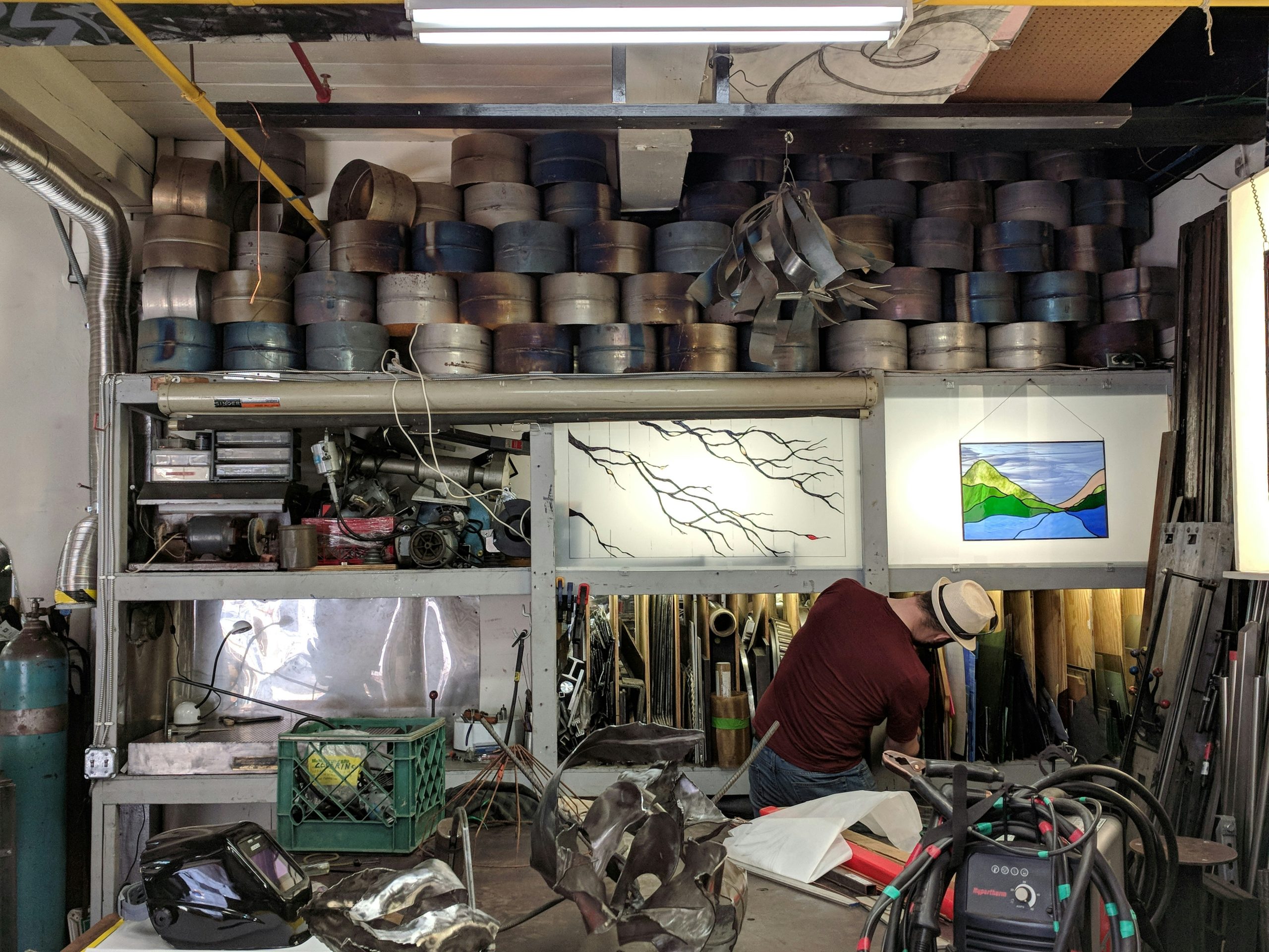 Kutije sa šrafovima i sitnim delovima na stolu.