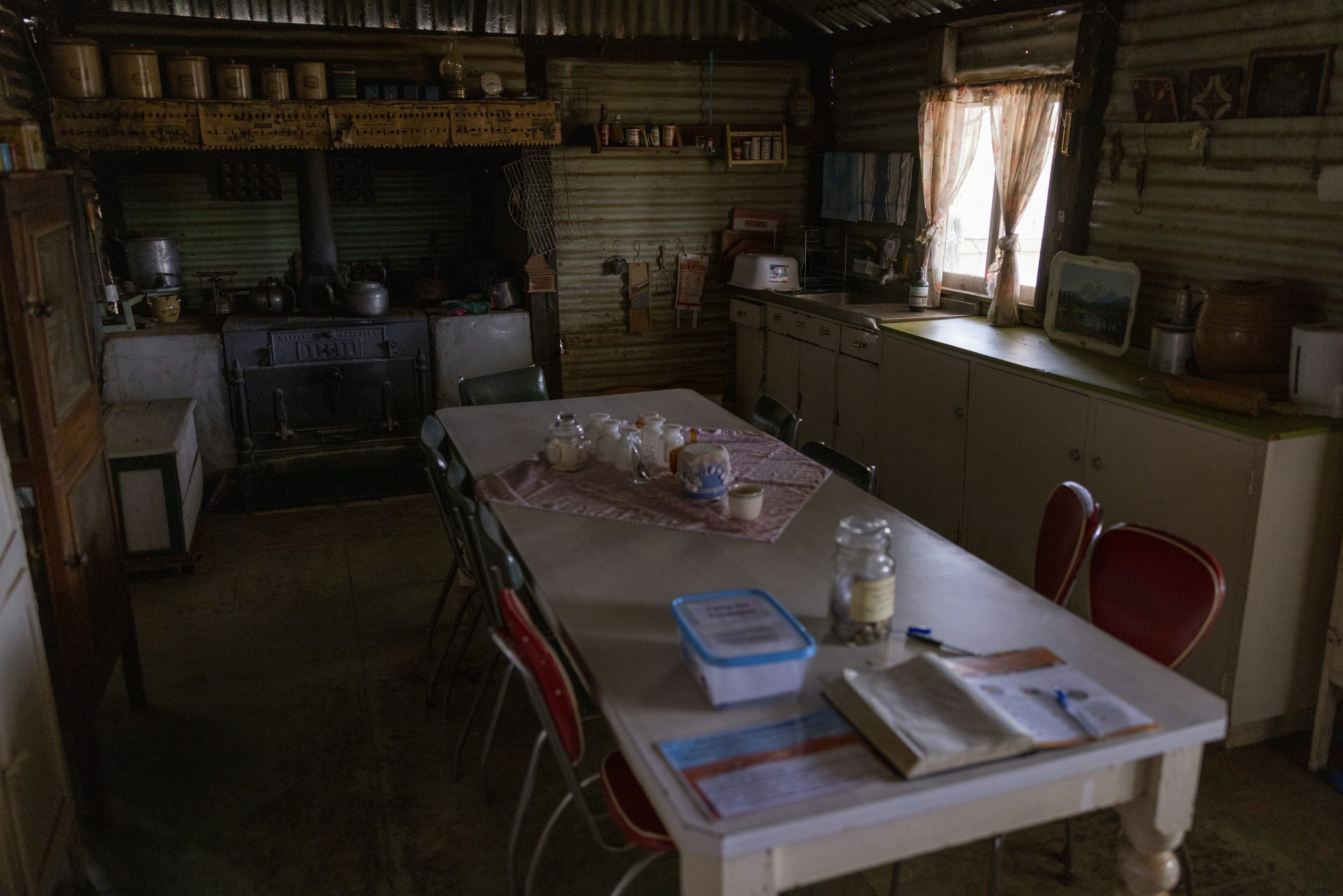 Rustična kuhinja sa stolom i teglama.