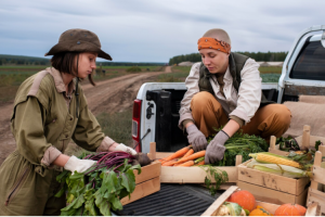 Žene u kamionu biraju povrće.