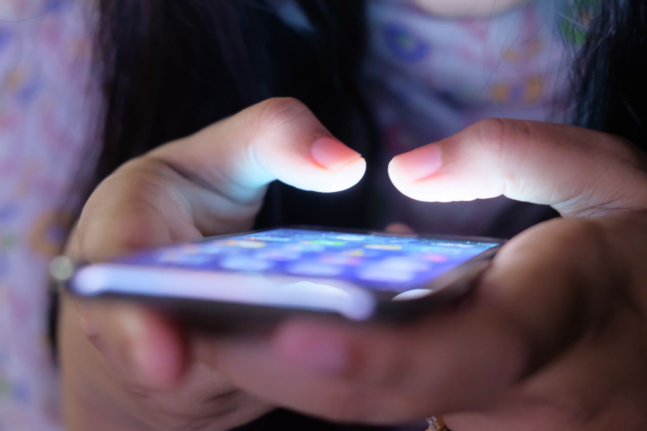 Osoba drži mobilni telefon